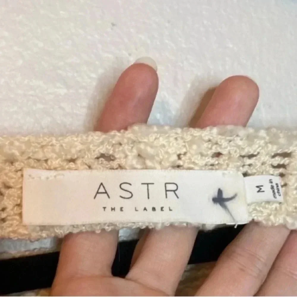 ASTR The Label Slash Back Popcorn Bouclé Sweater Size Medium Oatmeal - Picture 8 of 8